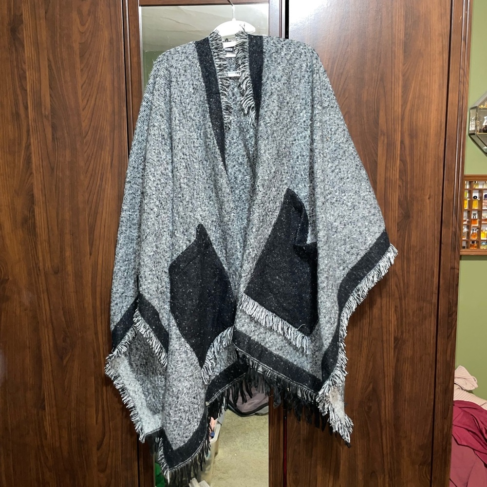 Steve Madden heather grey & black knit shawl / poncho
